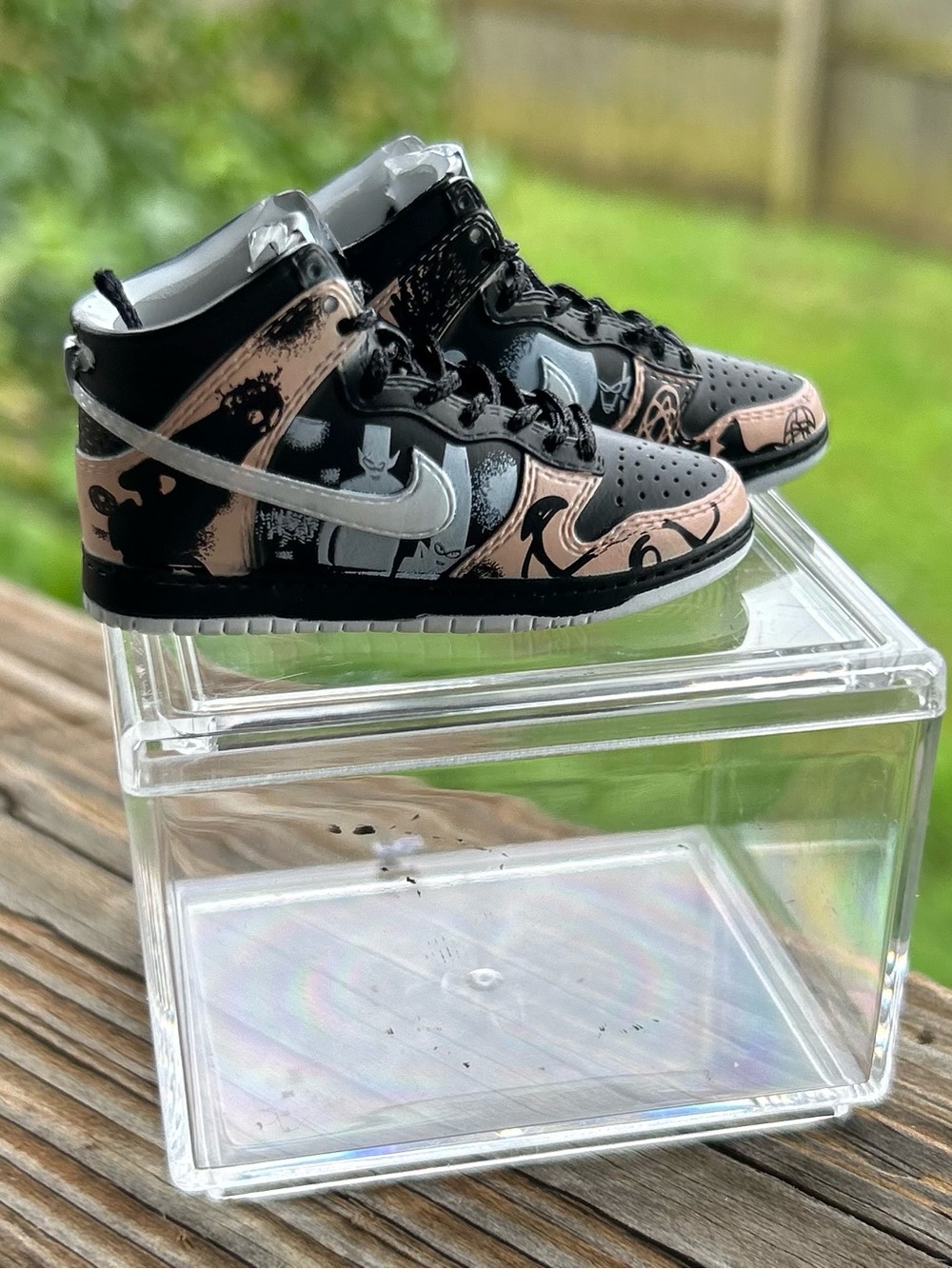 Mini Nike High-Top keychains in Black and peach